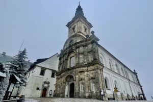 Sanktuarium już w bieli. Szopka zalśni w pełnej krasie w wigilię - Radio Kielce