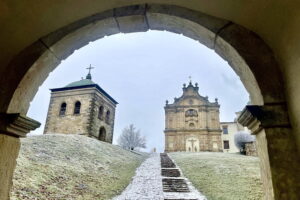 Sanktuarium już w bieli. Szopka zalśni w pełnej krasie w wigilię - Radio Kielce