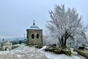 Sanktuarium już w bieli. Szopka zalśni w pełnej krasie w wigilię - Radio Kielce