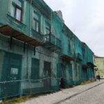 Palący problem przed oknami urzędu miasta