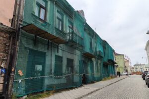 Palący problem przed oknami urzędu miasta - Radio Kielce 12.12.2025. Kielce. Kamienica przy ul. Piotrkowskiej 4 / Fot. Dariusz Kuc - Radio Kielce