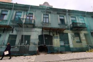 Palący problem przed oknami urzędu miasta - Radio Kielce 12.12.2025. Kielce. Kamienica przy ul. Piotrkowskiej 4 / Fot. Dariusz Kuc - Radio Kielce