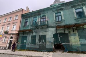 Palący problem przed oknami urzędu miasta - Radio Kielce 12.12.2025. Kielce. Kamienica przy ul. Piotrkowskiej 4 / Fot. Dariusz Kuc - Radio Kielce