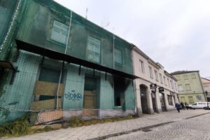 Palący problem przed oknami urzędu miasta - Radio Kielce 12.12.2025. Kielce. Kamienica przy ul. Piotrkowskiej 4 / Fot. Dariusz Kuc - Radio Kielce