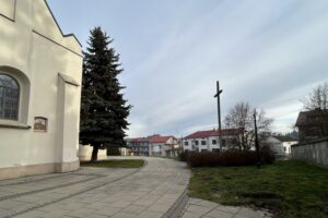 Teren wokół kościoła w Łagowie / Fot. Marcin Marszałek - Radio Kielce