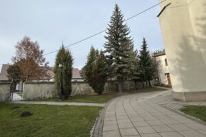 Teren wokół kościoła w Łagowie / Fot. Marcin Marszałek - Radio Kielce