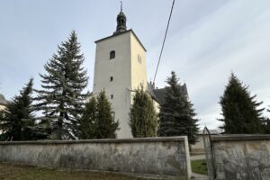 Teren wokół kościoła w Łagowie / Fot. Marcin Marszałek - Radio Kielce