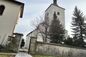 Teren wokół kościoła w Łagowie / Fot. Marcin Marszałek - Radio Kielce