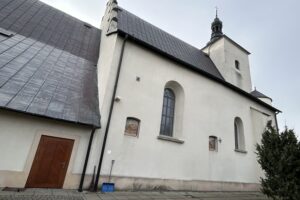 Teren wokół kościoła w Łagowie / Fot. Marcin Marszałek - Radio Kielce