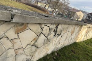 Teren wokół kościoła w Łagowie / Fot. Marcin Marszałek - Radio Kielce