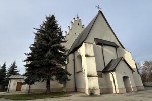 Teren wokół kościoła w Łagowie / Fot. Marcin Marszałek - Radio Kielce