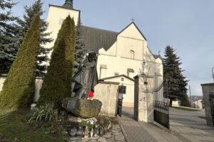 Teren wokół kościoła w Łagowie / Fot. Marcin Marszałek - Radio Kielce