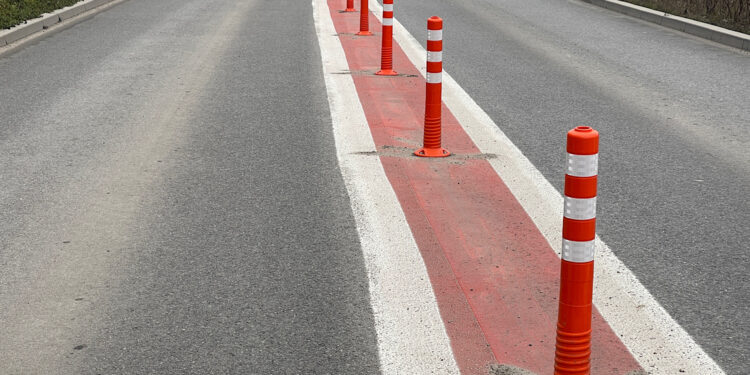 Elastyczne słupki poprawią bezpieczeństwo na ulicy Wojska Polskiego?