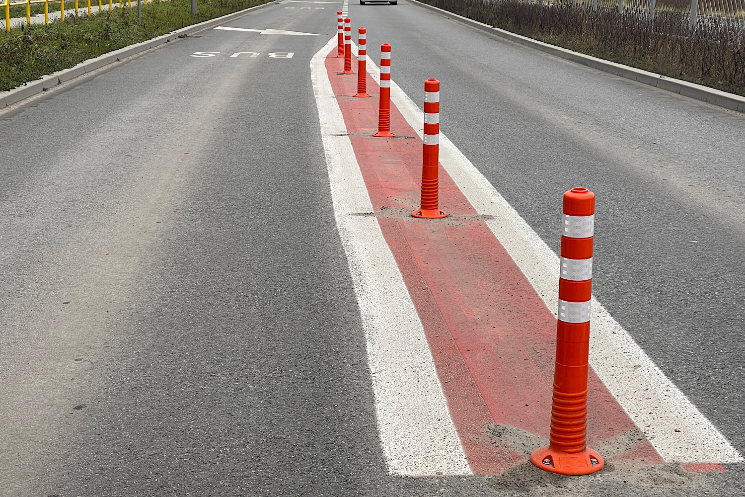 Elastyczne słupki poprawią bezpieczeństwo na ulicy Wojska Polskiego?