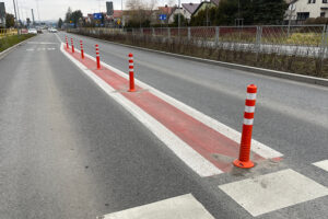 22.12.2025. Kielce. Słupiki na ulicy Wojska Polskiego / Fot. Wiktor Taszłow - Radio Kielce