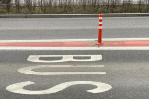 22.12.2025. Kielce. Słupiki na ulicy Wojska Polskiego / Fot. Wiktor Taszłow - Radio Kielce