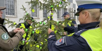 Odblaskowa choinka koneckich policjantów i leśników