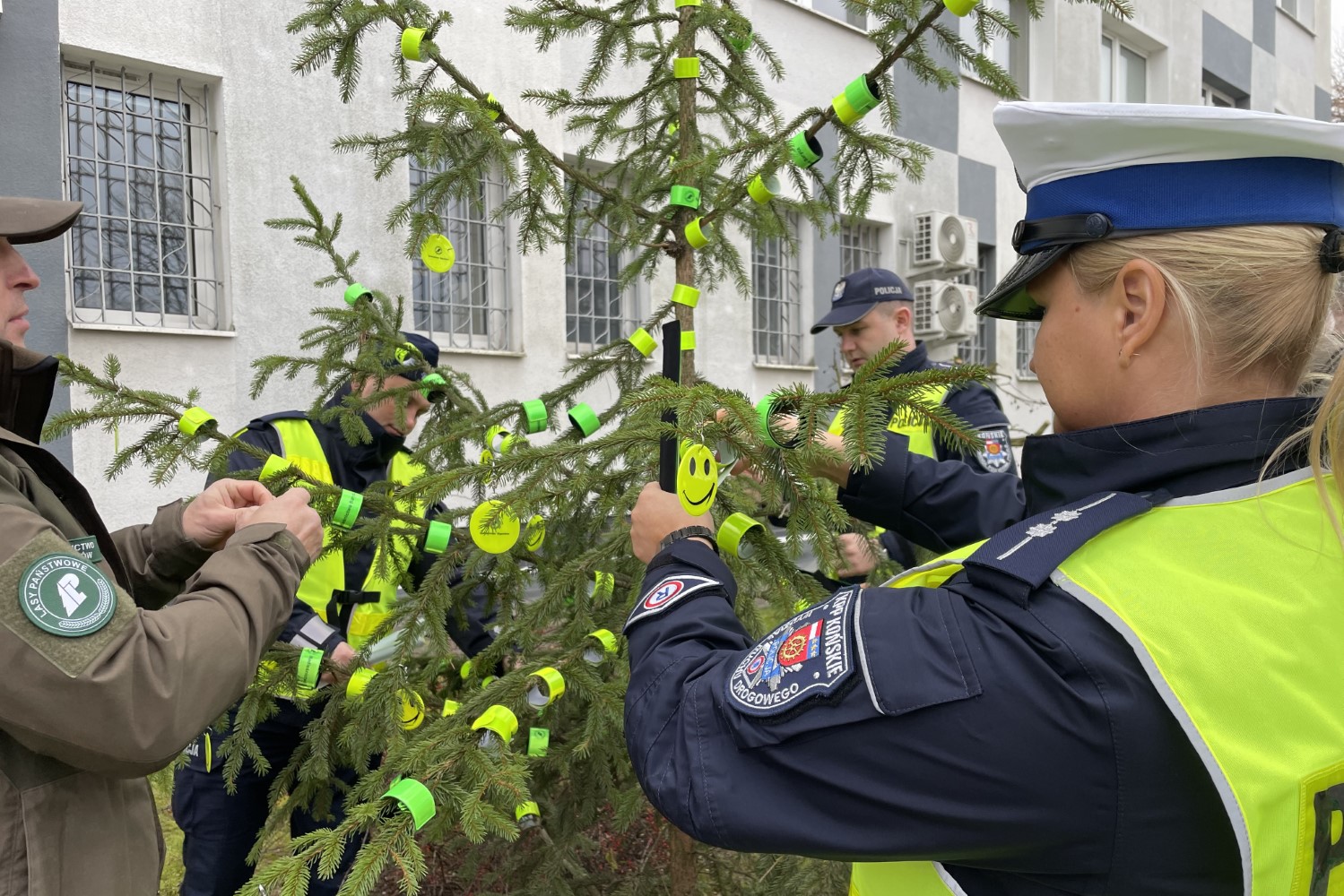 Odblaskowa choinka koneckich policjantów i leśników