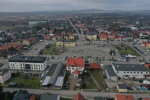 Więcej zieleni w Daleszycach? Miejski rynek czeka rewolucja - Radio Kielce 15.12.2025. Daleszyce. Rynek / Fot. Jarosław Kubalski - Radio Kielce