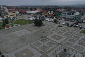 Więcej zieleni w Daleszycach? Miejski rynek czeka rewolucja - Radio Kielce 15.12.2025. Daleszyce. Rynek / Fot. Jarosław Kubalski - Radio Kielce