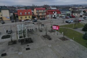 Więcej zieleni w Daleszycach? Miejski rynek czeka rewolucja - Radio Kielce 15.12.2025. Daleszyce. Rynek / Fot. Jarosław Kubalski - Radio Kielce