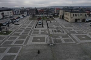 Więcej zieleni w Daleszycach? Miejski rynek czeka rewolucja - Radio Kielce 15.12.2025. Daleszyce. Rynek / Fot. Jarosław Kubalski - Radio Kielce