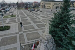 Więcej zieleni w Daleszycach? Miejski rynek czeka rewolucja - Radio Kielce 15.12.2025. Daleszyce. Rynek / Fot. Jarosław Kubalski - Radio Kielce