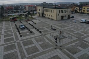 Więcej zieleni w Daleszycach? Miejski rynek czeka rewolucja - Radio Kielce 15.12.2025. Daleszyce. Rynek / Fot. Jarosław Kubalski - Radio Kielce