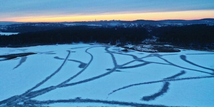 Zalew to nie lodowisko, to może być śmiertelna pułapka - Radio Kielce Zalew to nie lodowisko, to może być śmiertelna pułapka