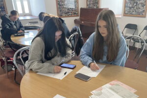 Uczniowie Collegium Gostomianum bronią praw człowieka - Radio Kielce Uczniowie Collegium Gostomianum bronią praw człowieka - Radio Kielce