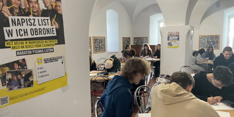 Uczniowie Collegium Gostomianum bronią praw człowieka - Radio Kielce Uczniowie Collegium Gostomianum bronią praw człowieka