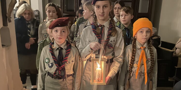 Betlejemskie Światło Pokoju jest już w domach mieszkańców Sandomierza - Radio Kielce Betlejemskie Światło Pokoju jest już w domach mieszkańców Sandomierza