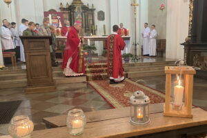Betlejemskie Światło Pokoju jest już w domach mieszkańców Sandomierza - Radio Kielce Betlejemskie Światło Pokoju jest już w domach mieszkańców Sandomierza - Radio Kielce