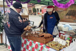 Hitem kiermaszu była zimowa herbata oraz bigos - Radio Kielce Hitem kiermaszu była zimowa herbata oraz bigos - Radio Kielce