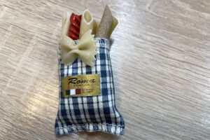 Kolekcja magnesów Sylwestra Łatki z Sandomierza / Fot. Grażyna Szlęzak-Wójcik - Radio Kielce