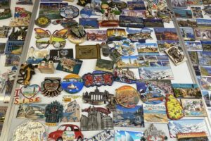 Kolekcja magnesów Sylwestra Łatki z Sandomierza / Fot. Grażyna Szlęzak-Wójcik - Radio Kielce