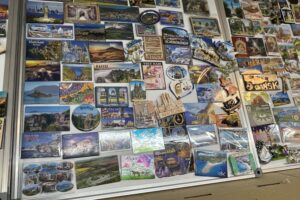 Kolekcja magnesów Sylwestra Łatki z Sandomierza / Fot. Grażyna Szlęzak-Wójcik - Radio Kielce