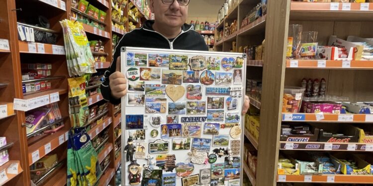 Kolekcja magnesów z której można stworzyć mapę świata