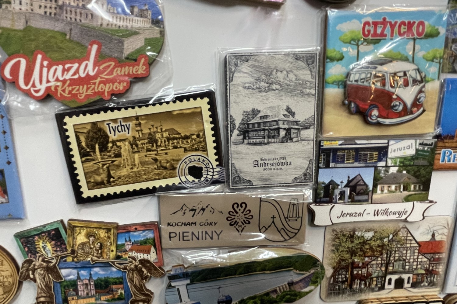 Kolekcja magnesów z której można stworzyć mapę świata