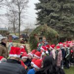 Szkoła w Oblęgorku zmieniła się w zwierzyniec - Radio Kielce 15.12.2025. Oblęgorek. Szopka przy szkole / Fot. Daniel Lenart - Radio Kielce