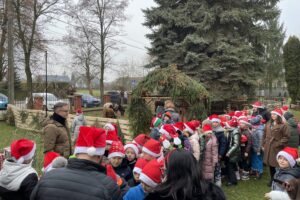 Szkoła w Oblęgorku zmieniła się w zwierzyniec - Radio Kielce 15.12.2025. Oblęgorek. Szopka przy szkole / Fot. Daniel Lenart - Radio Kielce
