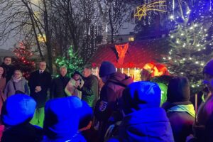 20.12.2025. Sandomierz. Otwarcie bożonarodzeniowej szopki / Fot. Grażyna Szlęzak-Wójcik - Radio Kielce