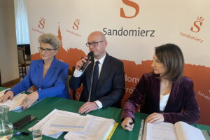 Radni przyjęli budżet Sandomierza. Głosowanie prawie jednomyślne - Radio Kielce Radni przyjęli budżet Sandomierza. Głosowanie prawie jednomyślne - Radio Kielce