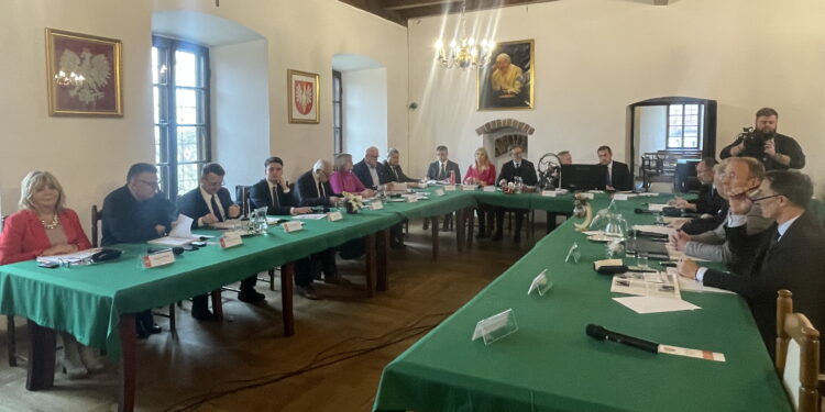 Radni przyjęli budżet Sandomierza. Głosowanie prawie jednomyślne - Radio Kielce Radni przyjęli budżet Sandomierza. Głosowanie prawie jednomyślne