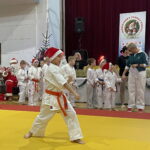 Młodzi karatecy z prezentami od Świętego Mikołaja