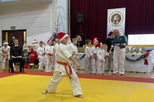 Młodzi karatecy z prezentami od Świętego Mikołaja - Radio Kielce Młodzi karatecy z prezentami od Świętego Mikołaja - Radio Kielce