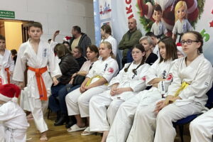 Młodzi karatecy z prezentami od Świętego Mikołaja - Radio Kielce Młodzi karatecy z prezentami od Świętego Mikołaja - Radio Kielce