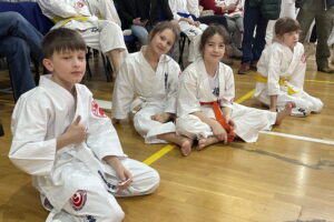 Młodzi karatecy z prezentami od Świętego Mikołaja - Radio Kielce Młodzi karatecy z prezentami od Świętego Mikołaja - Radio Kielce