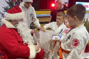 Młodzi karatecy z prezentami od Świętego Mikołaja - Radio Kielce Młodzi karatecy z prezentami od Świętego Mikołaja
