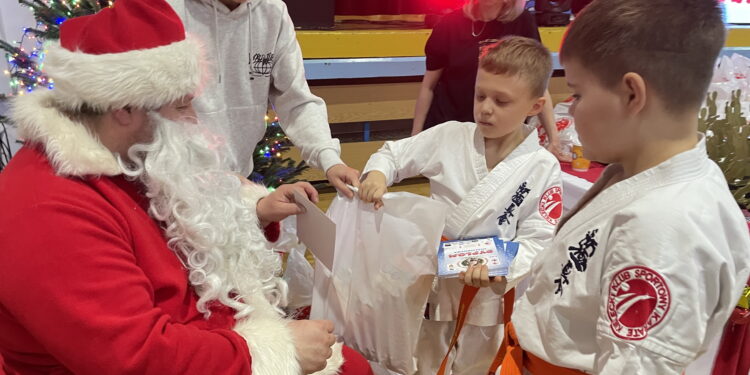 Młodzi karatecy z prezentami od Świętego Mikołaja - Radio Kielce Młodzi karatecy z prezentami od Świętego Mikołaja